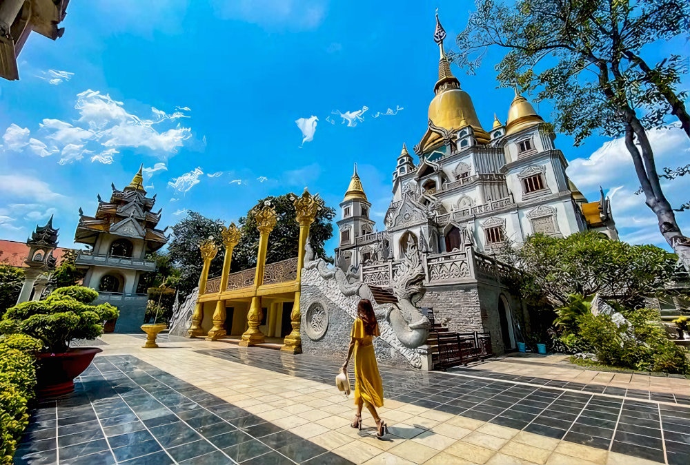 Strolling around the pagoda's spacious grounds is a wonderful relaxing activity that brings you into a meditative state